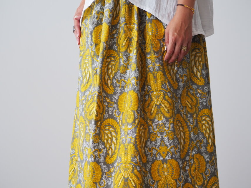 サイドの貝ボタンがポイント/ペイズリー柄ロングスカート | iichi 日々  