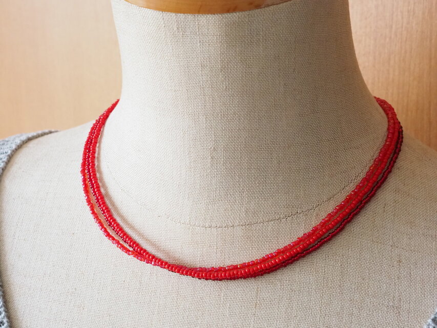 【2way】トリプルレッド　3連ビーズネックレス　長さが選べる　ロングネックレス　ブレスレット　アンクレット　赤