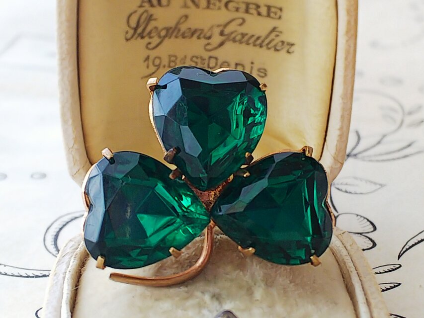 ヴィンテージ　シャムロック（三つ葉）エメラルドGreenのブローチ