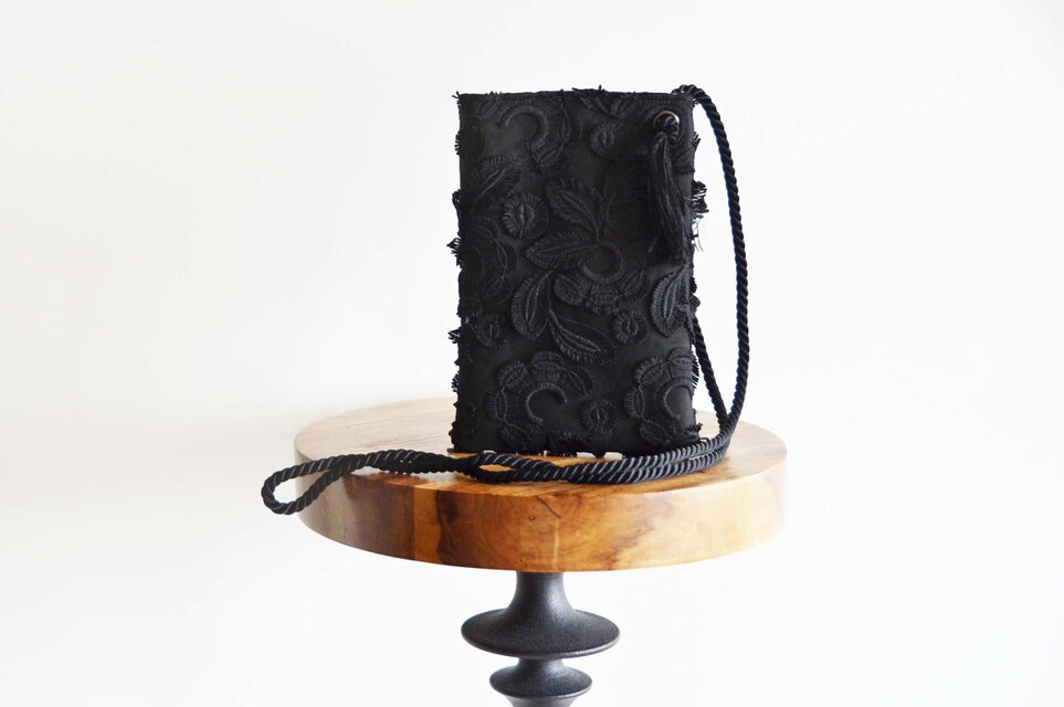 ボタニカルチュール刺繍レース ２wayスマホポーチ　ブラック