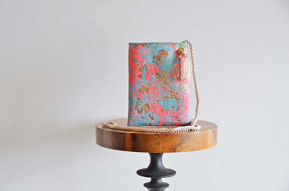 珊瑚ハイクラスジャガード織 ２wayスマホポーチ　　主役バッグ　コーラルピンク