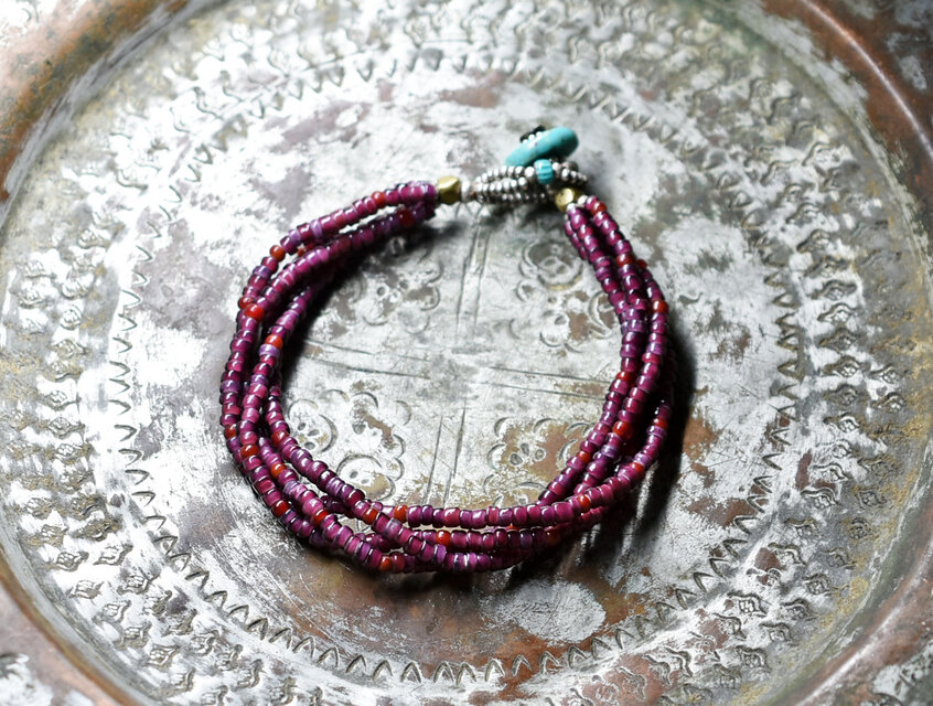 葡萄色アンティークワイトハーツの4連ブレス（ターコイズ留め金）