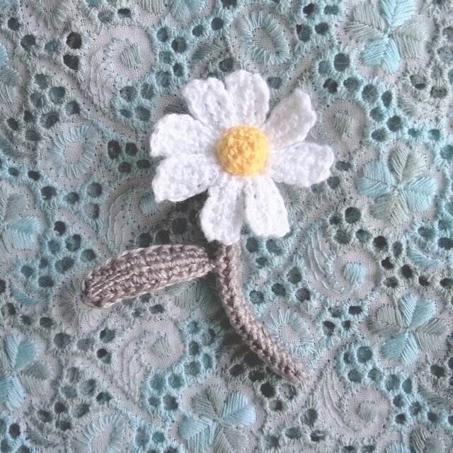 かぎ針で編んだお花のブローチ　可愛いコサージュ　デイジー　グレー
