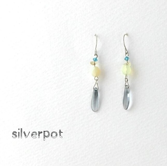 BL118　インディゴスワロフスキーとスモーキークォーツと淡いレモンのピアス（パーツ変更可能）