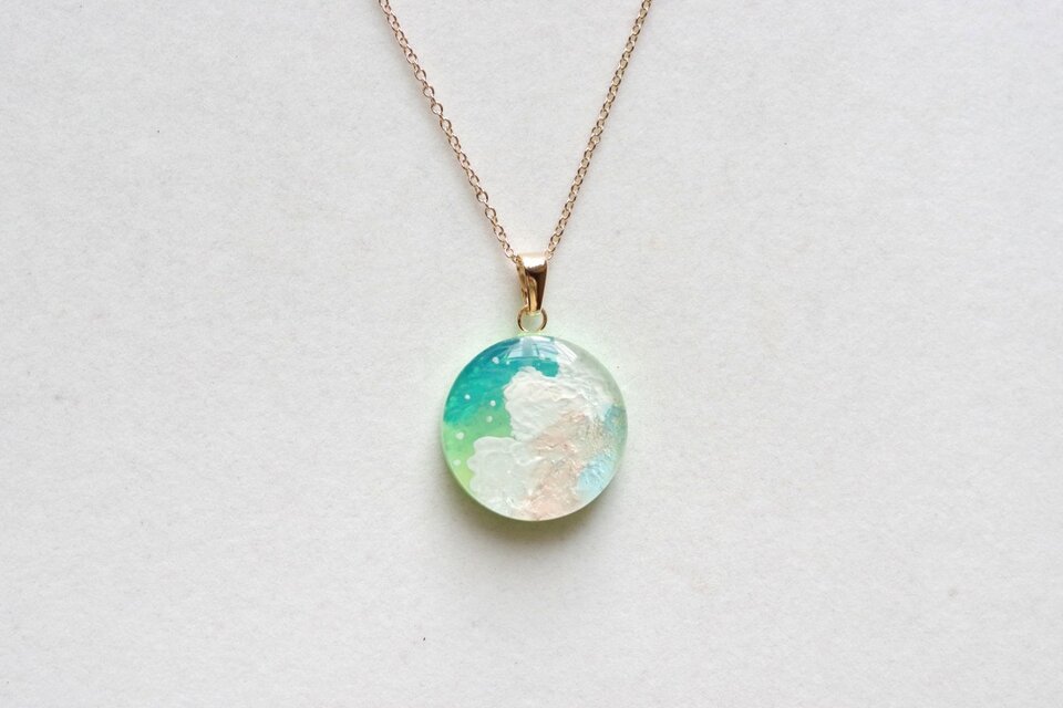 【受注製作】レジンアート　ラウンドペンダント〈雨を運ぶ雲①〉25㎜