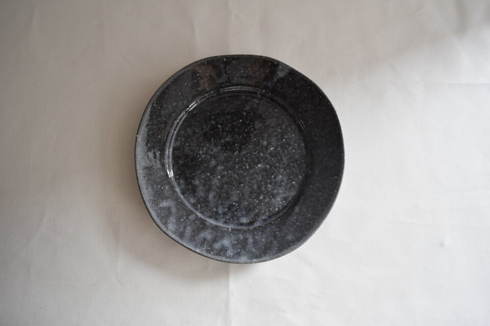 ワイドリム２３丸皿黒土ムラサキ貫入