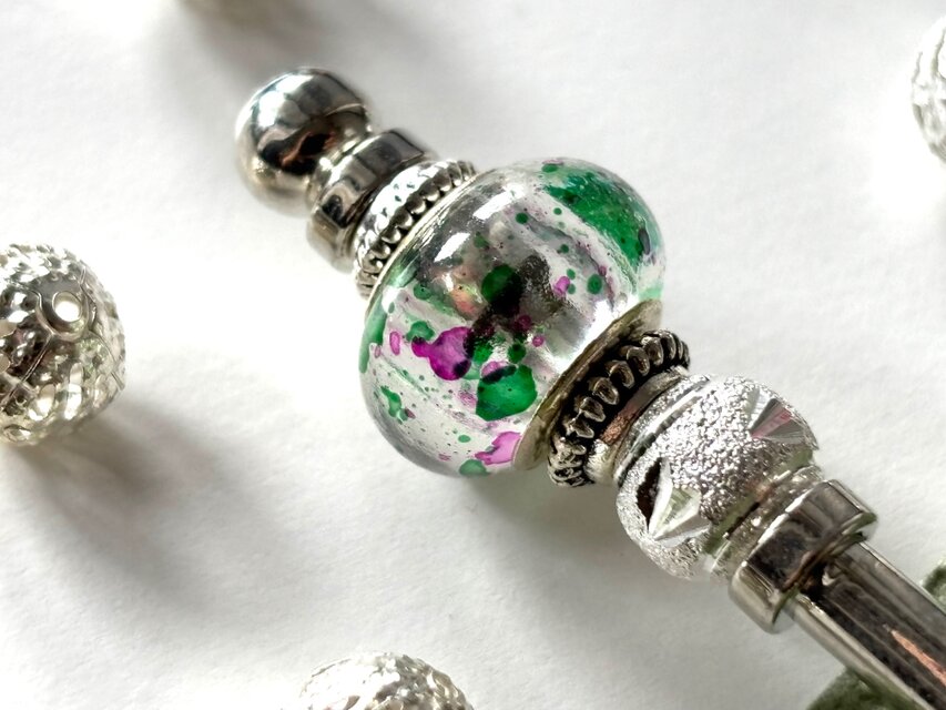 かんざし　夏祭りのヨーヨーの様なドットビーズ　緑＆紫　一本挿し　一本簪　涼しげ　夏　シルバー　クリア