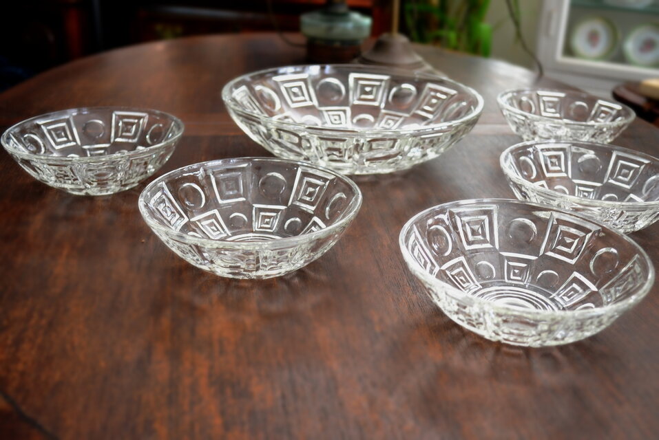 プレスガラスモダン紋様鉢セット　２３cm鉢一枚１４ｃｍ鉢五枚