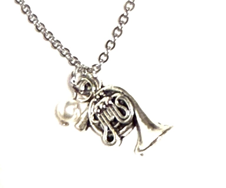 【ホルン　楽器　音楽　　の　ネックレス】ヨーロッパ製