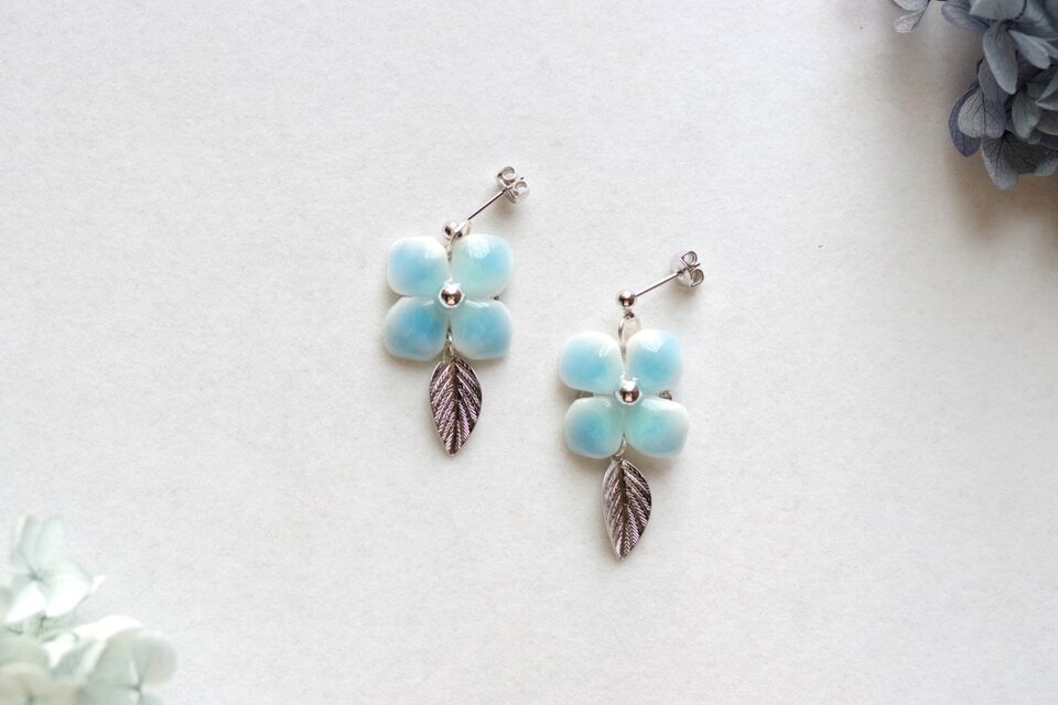 クレイアート　陶器風の紫陽花と葉っぱチャームのピアス〈枯れぬ花〉