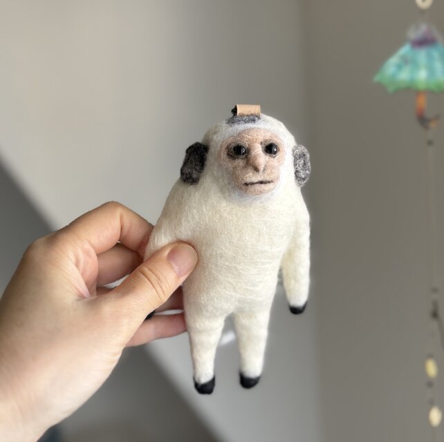 アビシニアコロブスの赤ちゃんのキーホルダー