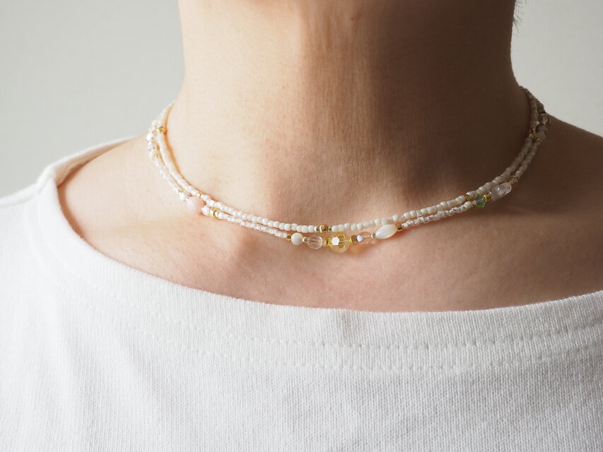 クリアホワイトパステル　チェコガラスビーズとオーストリア製ヴィンテージビーズと白蝶貝のネックレス（2本セット）白