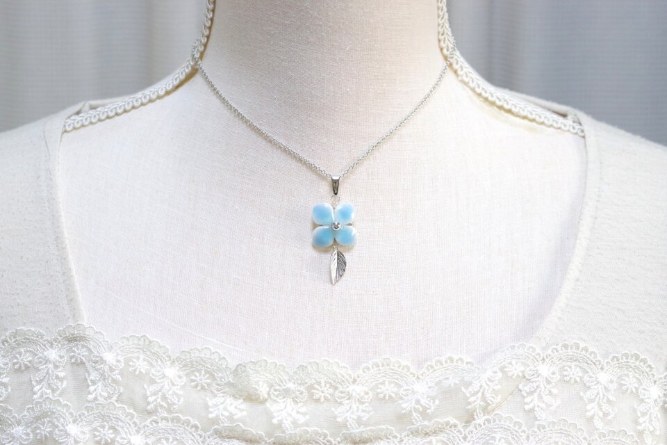 クレイアート　陶器風の紫陽花と葉っぱチャームのペンダント〈枯れぬ花〉