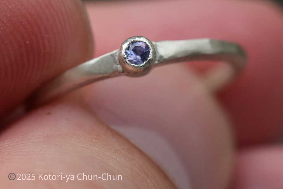 紫の中にほのかに映る青のバイカラー】スリランカ産蛍光バイ