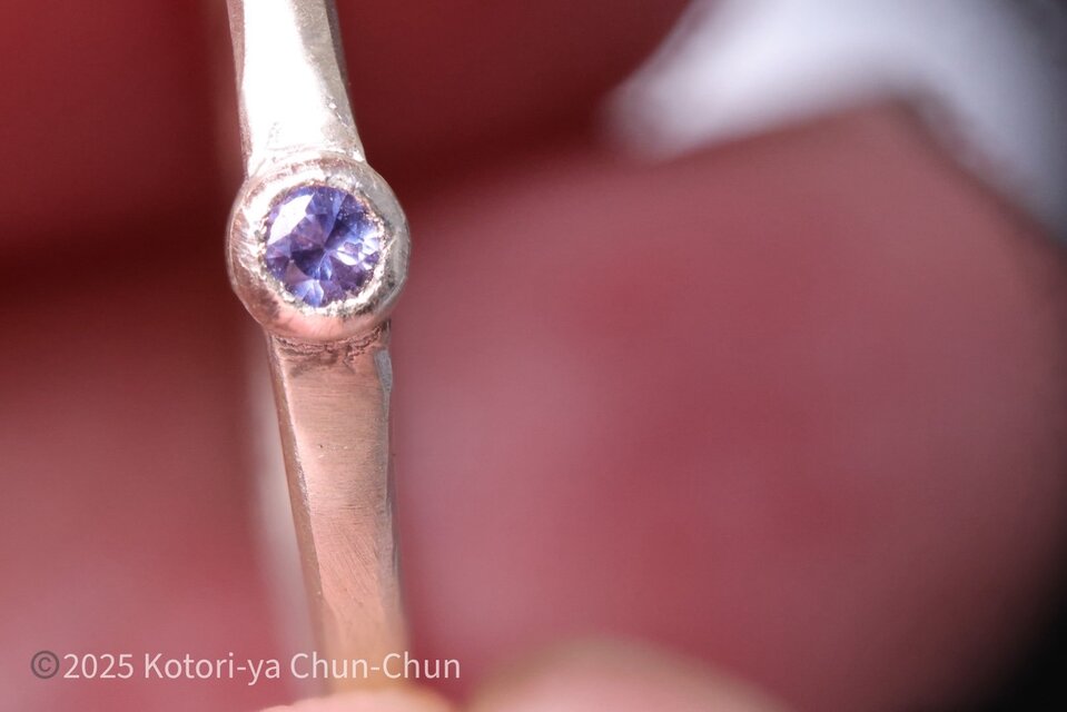 紫の中にほのかに映る青のバイカラー】スリランカ産蛍光バイカラー