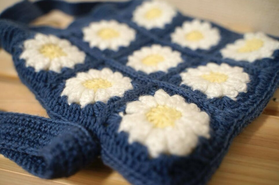 手編みのベルトとオーダーポーチ オーダーOK】デイジーモチーフのサコッシュ ハンドメイド かぎ