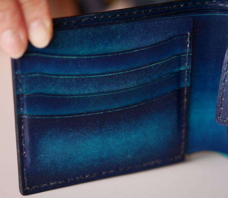 シンプル二つ折り財布 ヌメ革 紺 ネイビー 【深海の色】 | iichi 日々