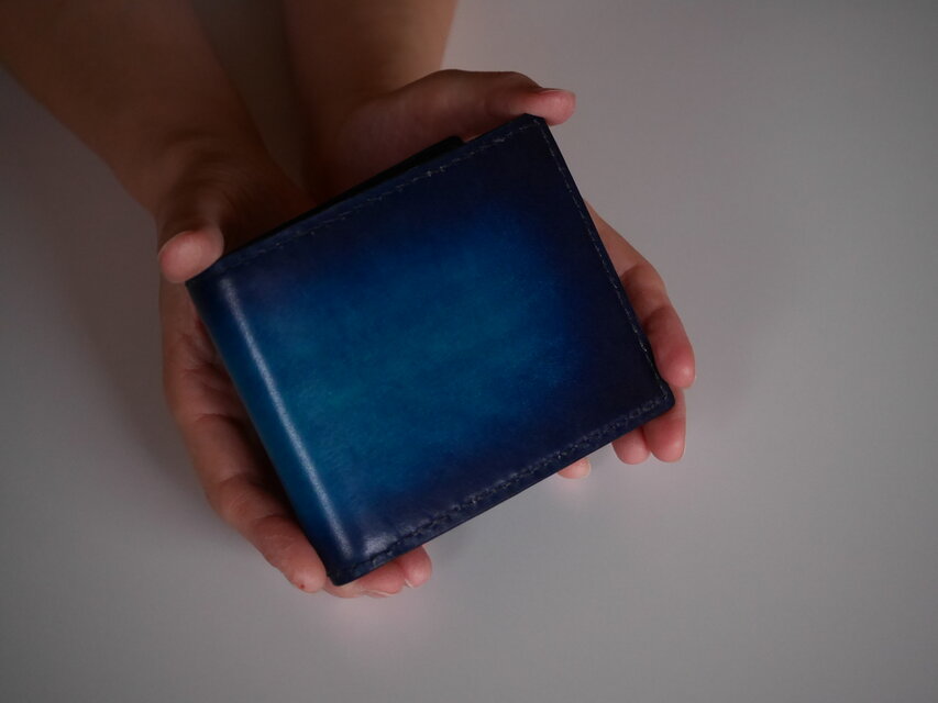 シンプル二つ折り財布 ヌメ革 紺 ネイビー 【深海の色】 | iichi 日々