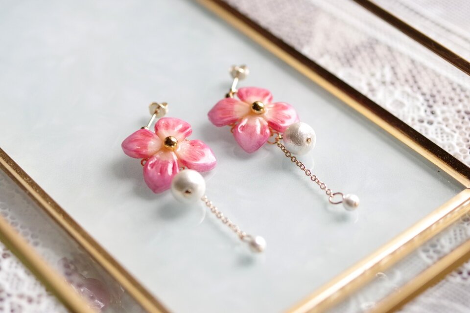 クレイアート　紫陽花とコットンパールのピアス〈悪女の品格〉