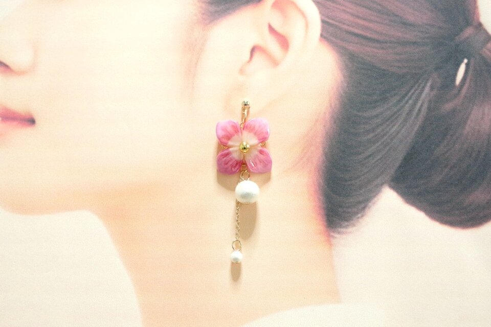 クレイアート 紫陽花とコットンパールのピアス〈悪女の品格〉 | iichi 