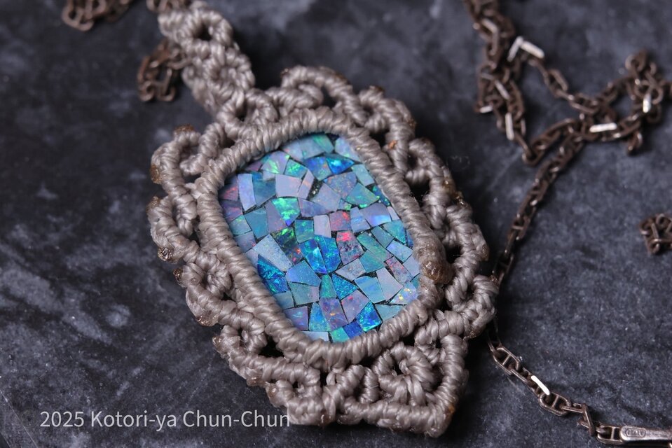 【首から下げる自然のアート】スマイルベアーのモザイクオパール・マクラメペンダント（チェーン付き）【地球画伯『睡蓮』】