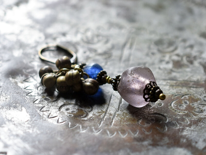 ドゴン族すみれ色ビーズと銀化ローマングラスビーズ、たわわな民族鈴の片耳ピアス