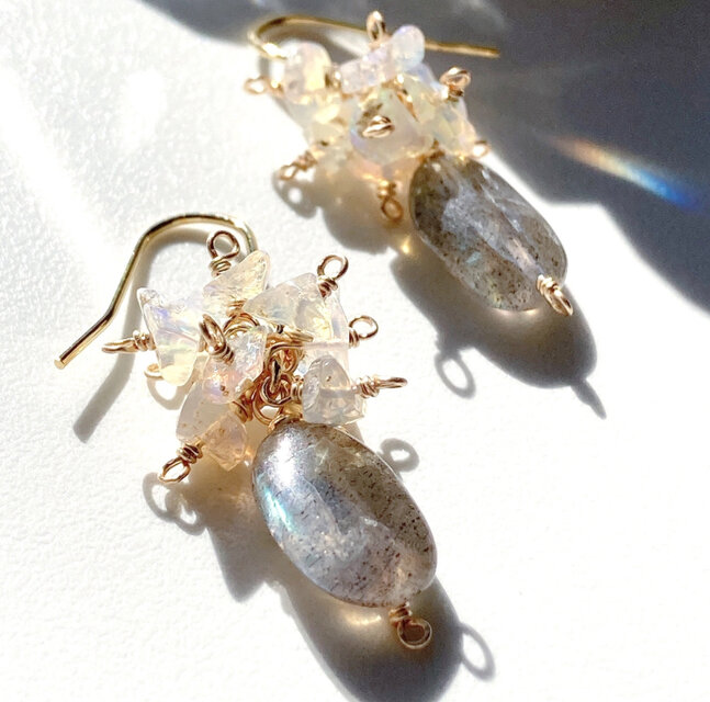 大粒ラブラドライトとたっぷりプレシャスオパールのピアス/イヤリング