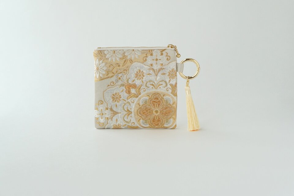 【シルバー・ゴールド　華紋様 シルク帯リメイク　バッグチャーム型スクエアポーチ】メイクポーチ　旅行　誕生日ギフトにも。