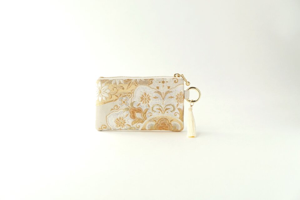 【シルバー・ゴールド　華紋様 シルク帯 リメイク　バッグチャーム型ミニポーチ】カードポーチ、ミニ財布、誕生日ギフト。