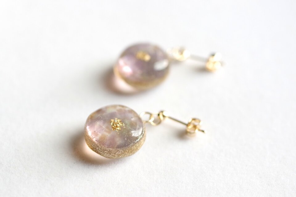 レジンアート　ラウンドピアス〈空蝉〉