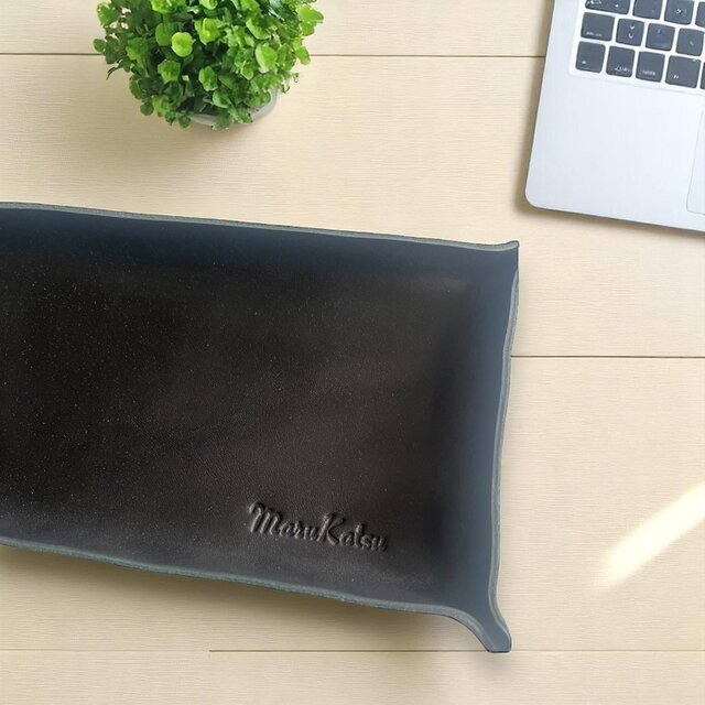 父の日 名入れギフト】レザートレイ｜筆記体でおしゃれに名入れ／経年