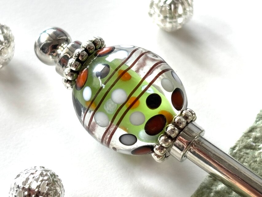 かんざし　黄緑の水玉とストライプ模様のとんぼ玉　一本挿し　一本簪　涼しげ　夏　ドット　グリーン