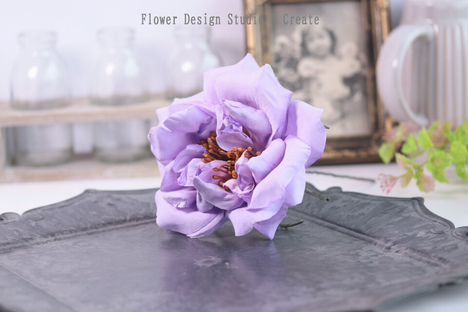 ラベンダー色の大輪の薔薇の髪飾り 紫 パープル 薄紫 バラ ダンス 髪