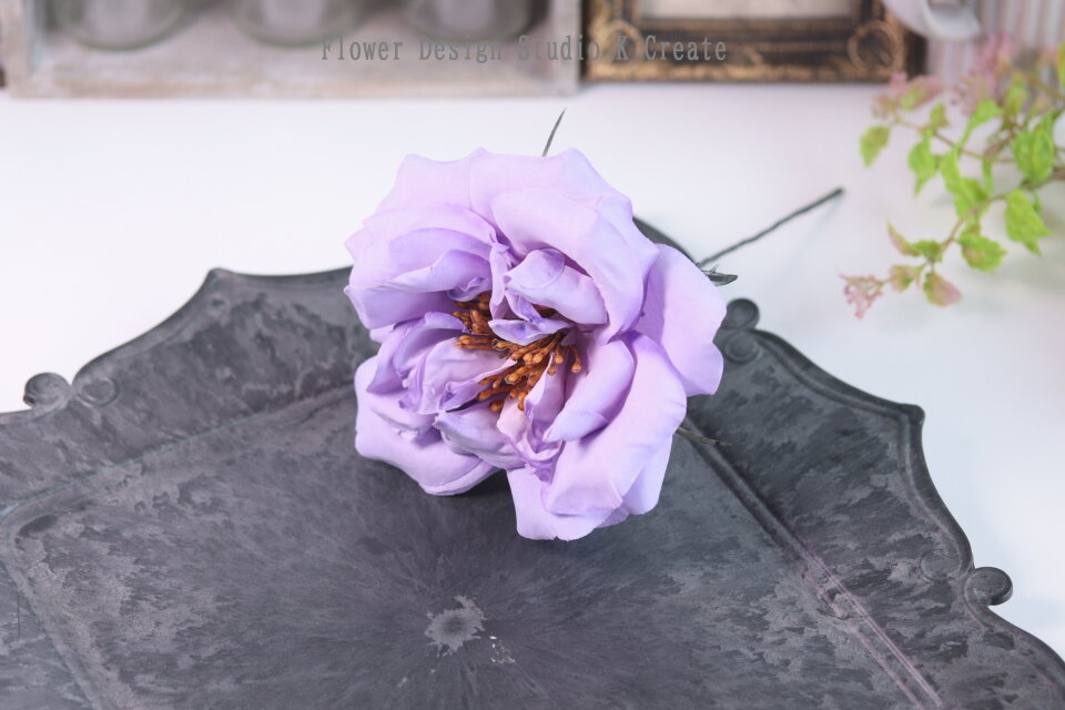 ラベンダー色の大輪の薔薇の髪飾り 紫 パープル 薄紫 バラ ダンス 髪