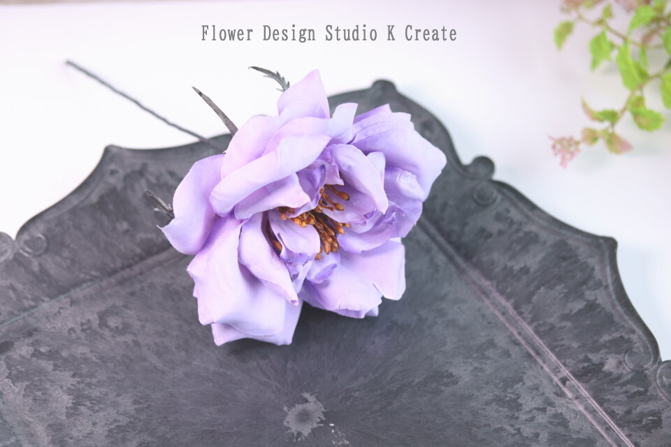 ラベンダー色の大輪の薔薇の髪飾り 紫 パープル 薄紫 バラ ダンス 髪
