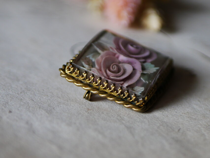 ローズ lucite Brooch ルーサイトブローチ フランスヴィンテージ
