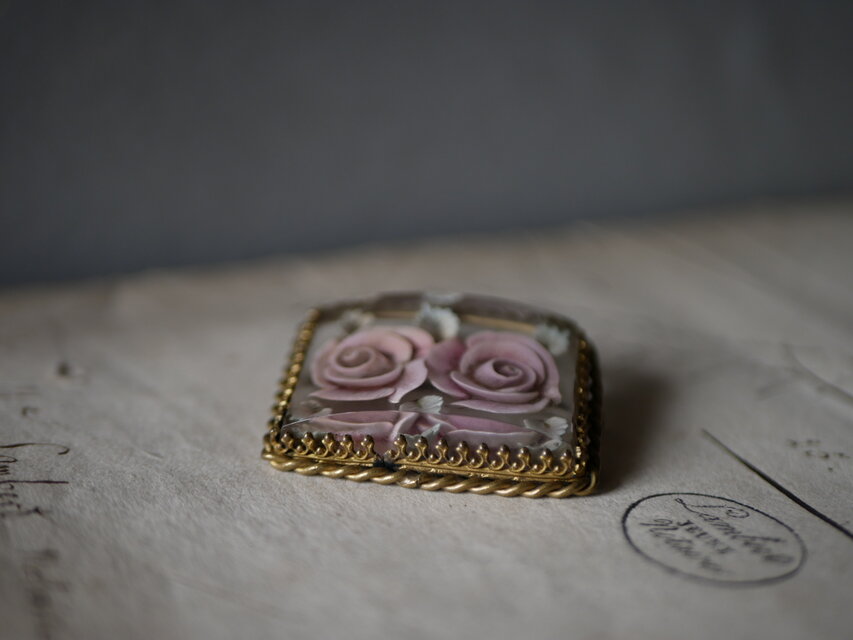 ローズ lucite Brooch ルーサイトブローチ フランスヴィンテージ