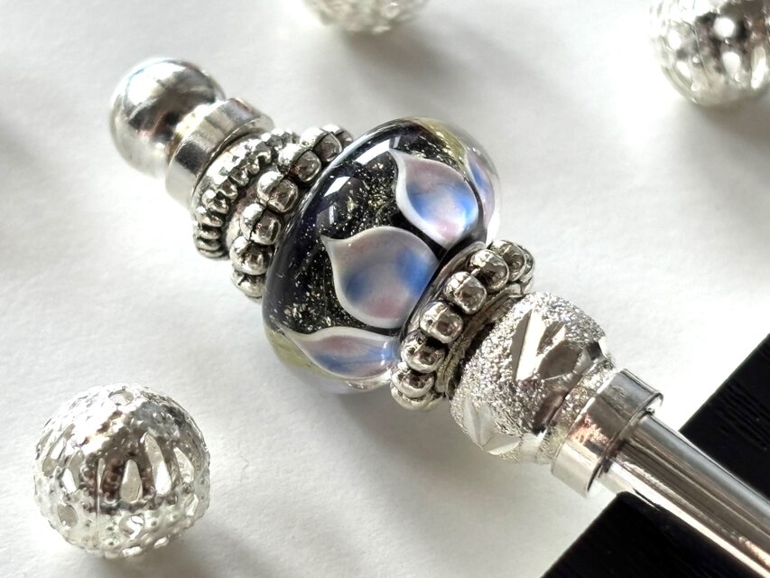 かんざし　黒と紫の蓮の花びらのとんぼ玉　一本挿し　一本簪　涼しげ　夏　パープル　青　ブルー　水色　シルバー