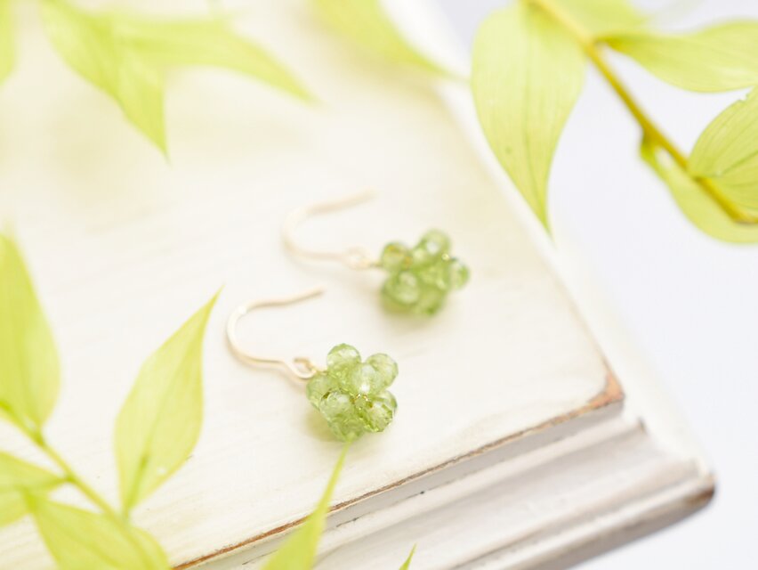 【14kgf ピアス】新芽 若葉 若草 イエローグリーン ペリドットの実 金平糖 8月誕生石／誕生日プレゼントにも