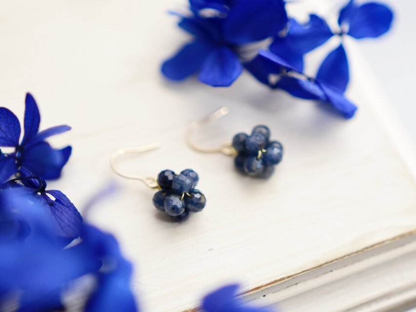 【14kgf ピアス】ブルーグレー サファイア サファイヤの実 金平糖 9月誕生石／誕生日プレゼントにも