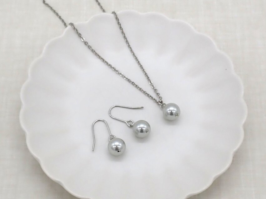 《２色から選べる》グレーパールの一粒パールネックレス＆ピアス／イヤリングセット