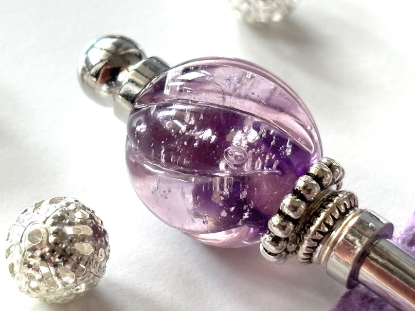 かんざし　紫とシルバーホイールのツイストメロン型のとんぼ玉　パープル　一本挿し　一本簪　涼しげ　透明　夏　ガラス