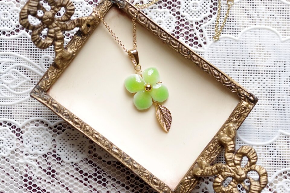 クレイアート　陶器風の紫陽花と葉っぱチャームのペンダント〈アナベル〉