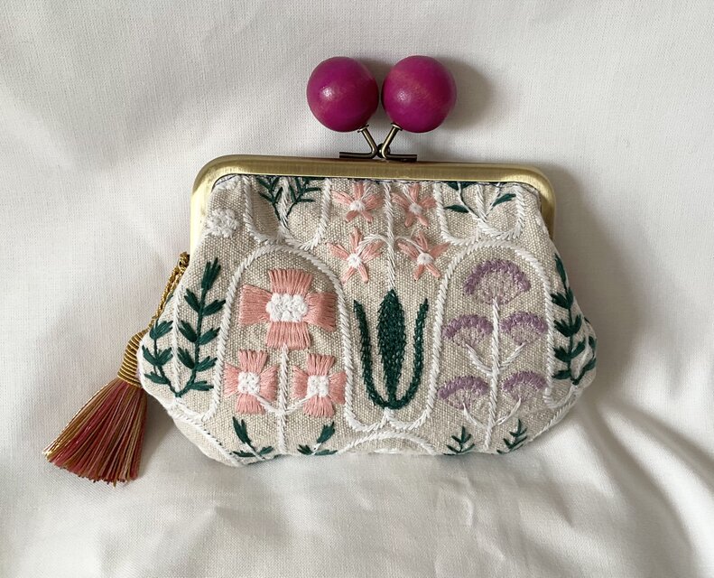 刺繍　木玉がま口ミニ財布　