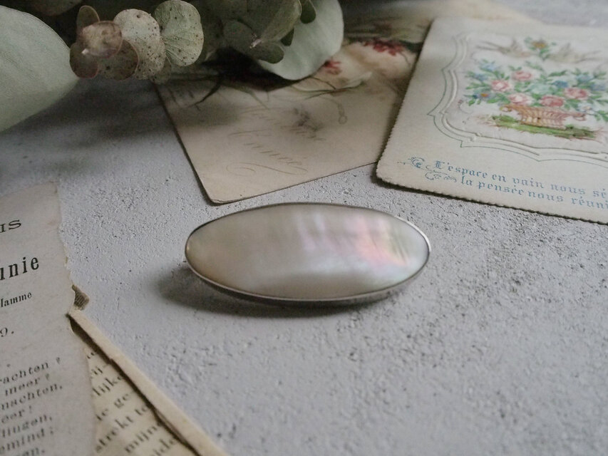 マザーオブパールとシルバーフレームのブローチ