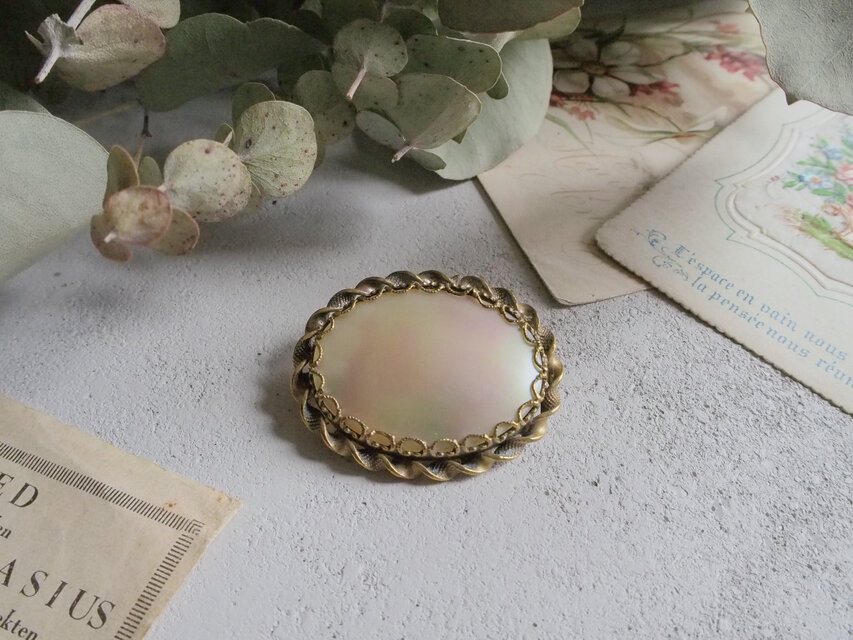 マザーオブパールと古美色のフレームのブローチ