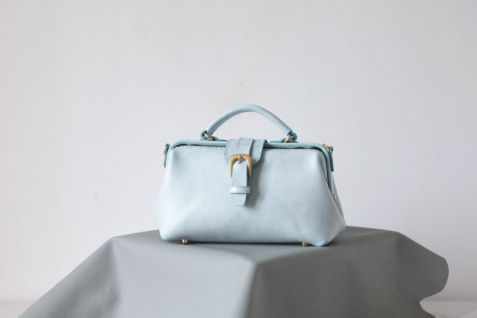 【切線派】マグネット式 横型がま口バッグ 手作りのレザーショルダーバッグレディース 総手縫い 夏バッグ