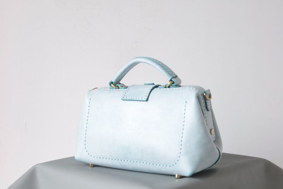 切線派】マグネット式 横型がま口バッグ 手作りのレザーショルダー