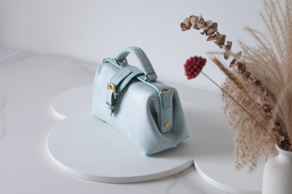 切線派】マグネット式 横型がま口バッグ 手作りのレザーショルダー