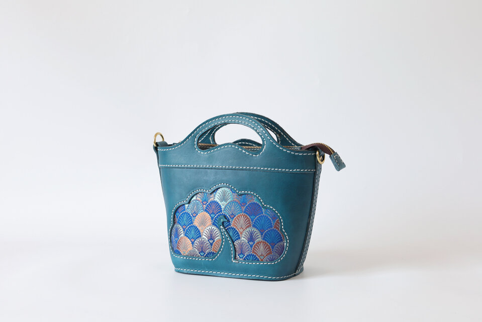孔雀の羽を広げた本革バスケットバッグ｜2way（手提げ・ショルダー）